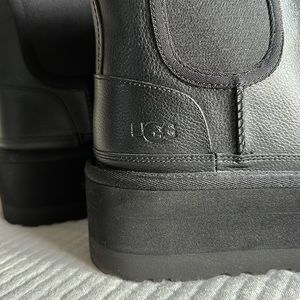 LIKE NEW UGG Neumel Platform Chelsea Boot - Size 6 - Black